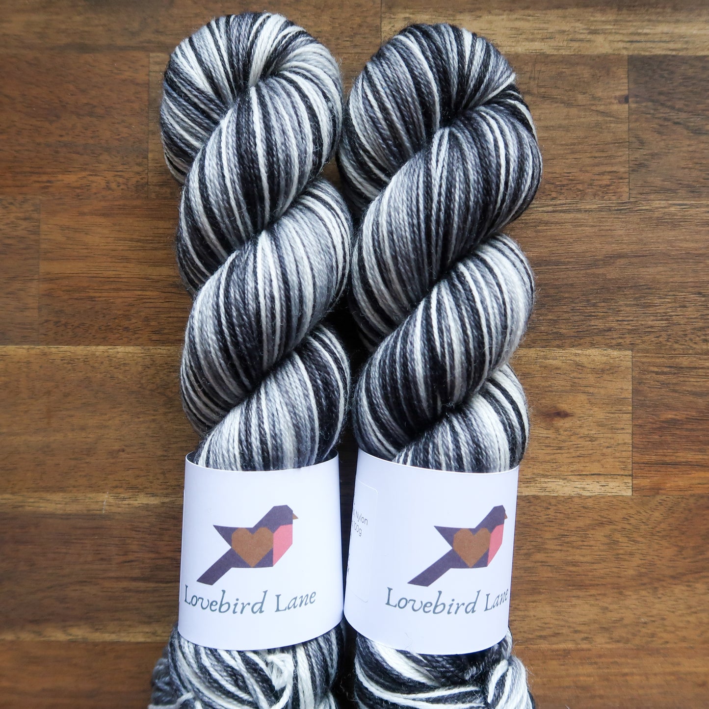 BACK TO BLACK SELF STRIPING - NUNDLE SOCK